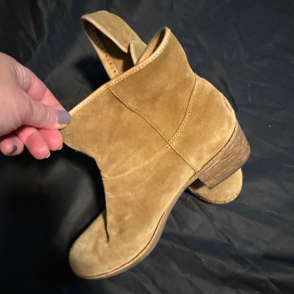 Ugg Boots - Picture 1 of 14